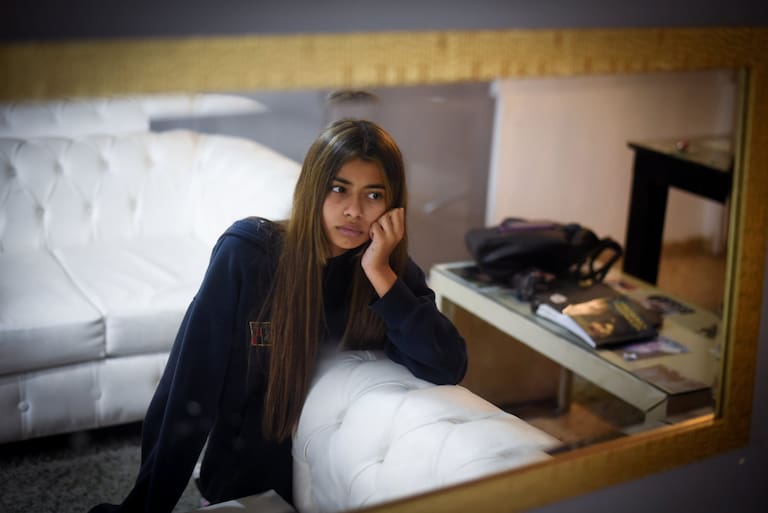 La historia de Mía Belastegui, una adolescente de 15 años que acaba de escribir Colegio de Espinas, un libro autobiográfico donde relata los años de bullying que sufrió durante la escuela y el impacto que esa experiencia tuvo en su vida. La nota reconstruye su historia y aborda también el rol de los adultos y de la institución escolar frente a situaciones de hostigamiento entre pares.