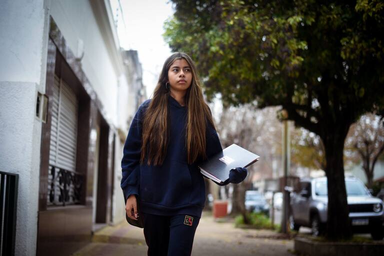 La historia de Mía Belastegui, una adolescente de 15 años que acaba de escribir Colegio de Espinas, un libro autobiográfico donde relata los años de bullying que sufrió durante la escuela y el impacto que esa experiencia tuvo en su vida. La nota reconstruye su historia y aborda también el rol de los adultos y de la institución escolar frente a situaciones de hostigamiento entre pares.