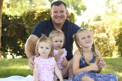 La historia de Nick Reeder, el bombero que perdió a su mujer el mismo día que nacieron sus gemelas