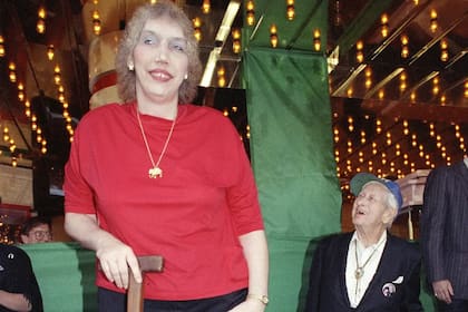 La historia de Sandy Allen, la mujer más alta del mundo que superó la discriminación y se convirtió en una estrella