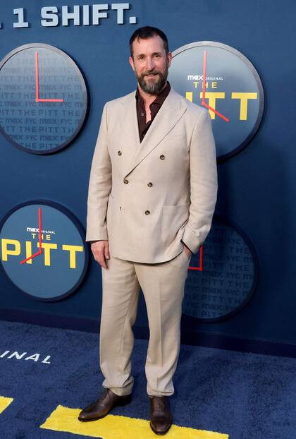La historia de The Pitt transcurre en la guardia de un sanatorio de Pittsburgh, un espacio al que los propios médicos bautizaron “la fosa”. A la cabeza del equipo que se desempeña en ese área se encuentra el doctor Robby (Noah Wyle), un veterano hombre de la salud, dueño de un temple frío y muy seguro de sus decisiones