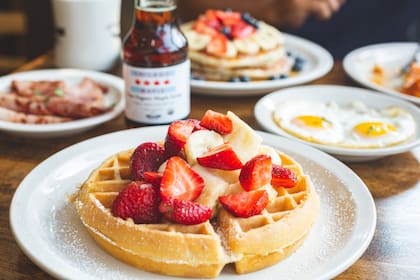 La historia de un mozo de un local de waffles en EE.UU., que fue ayudado por un niño, cautivó los corazones de la opinión pública en ese país