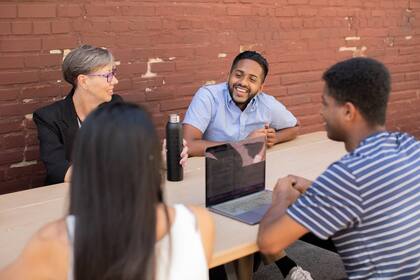 La historia de unos trabajadores remotos que se mudaron de California Tulsa, gracias a un programa de incentivo económico
