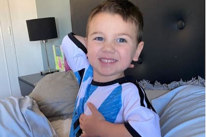 La historia de Vicente, el niño que se volvió furor en las redes sociales por conocer a los jugadores de la selección argentina