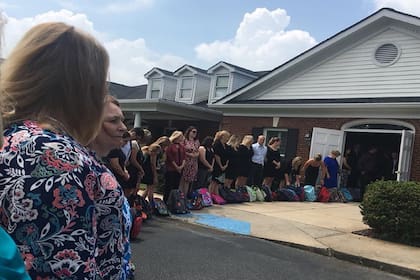 La mujer, de 58 años, pidió como último deseo que en su funeral se donen útiles escolares que puedan ser usados por niños que lo necesiten; la historia conmueve a sus alumnos y a toda la comunidad