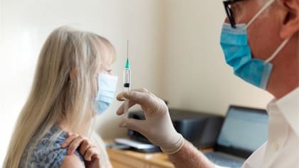 La historia del covid no será solo la descripción del virus. Será la complejísima historia de cómo esta enfermedad se cruzó con nuestro comportamiento social y cómo decidimos responder ante ello