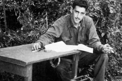 El escritor, en sus días en el ejército; la experiencia cambió su vida y su escritura