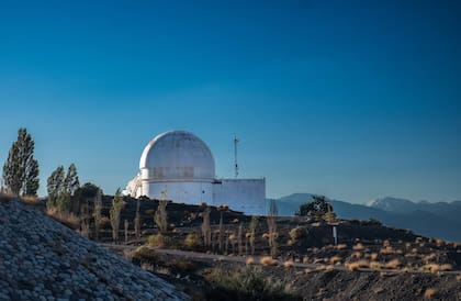 La historia del proyecto se inció en la década del '60 con la compra del telescopio. El observatorio se innauguró en 1986