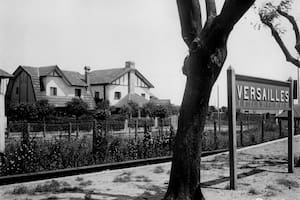 La historia del Trencito de Versailles, entre las casitas del barrio, el andén y los carteles.