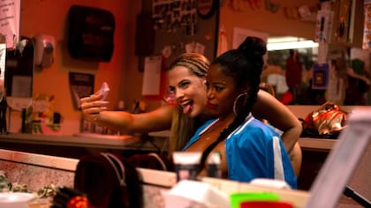 La historia del viaje de Zola (Taylour Paige ) y Stefani (Riley Keough) que nació de un hilo en Twitter y llegó a la gran pantalla.