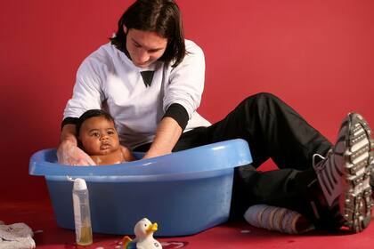 La historia detrás de la foto viral de Lionel Messi y Lamine Yamal: del baño solidario a la final del mundo.