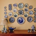 La historia detrás de la decoración con platos de porcelana en las paredes
