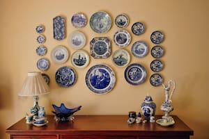 La historia detrás de la decoración con platos de porcelana en las paredes