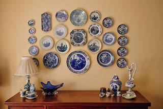 La historia detrás de la decoración con platos de porcelana en las paredes