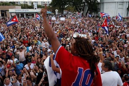 La historia detrás del hit latino que se convirtió en símbolo de las protestas en Cuba