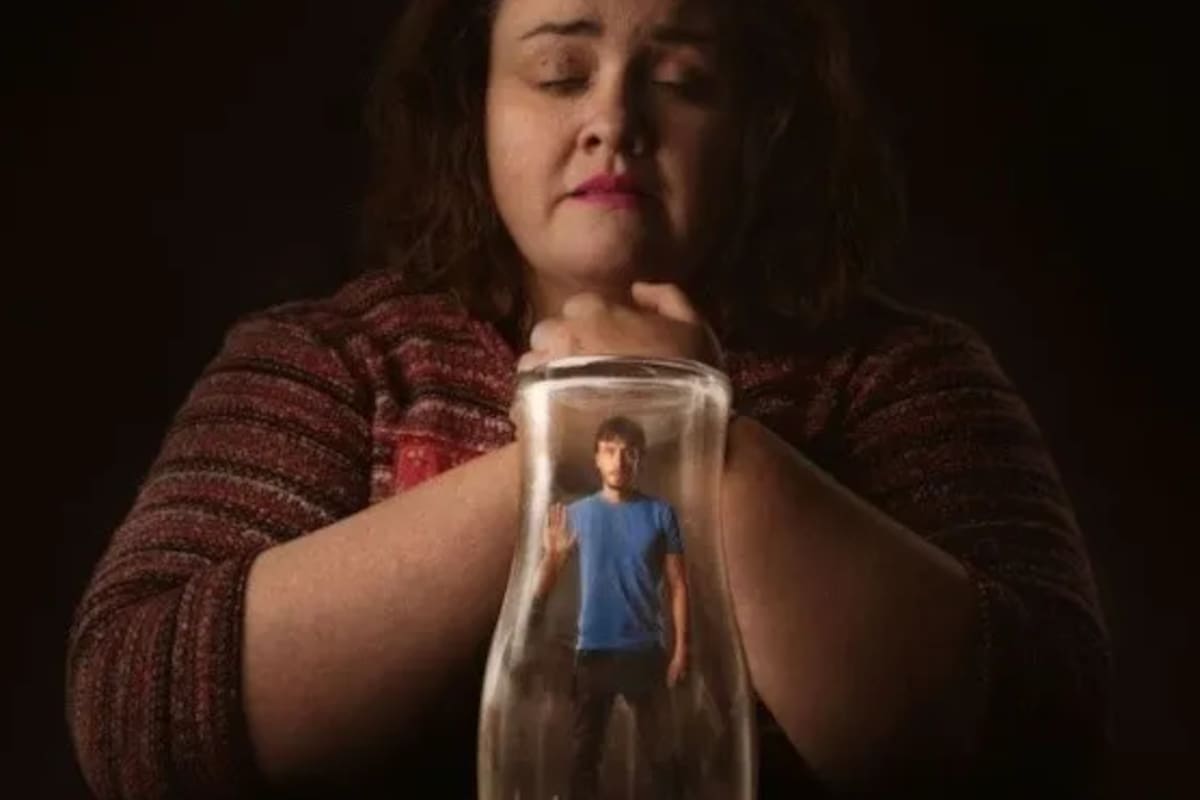 La historia, la cual vivió el mismo intérprete, desató la furia Fiona Harvey, la acosadora real, que llevó a la justicia a los responsables del gigante streaming