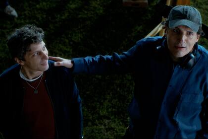 La historia oficial: hinchas de Boca y River se reúnen en el Estadio UNO y celebran un mismo gol.