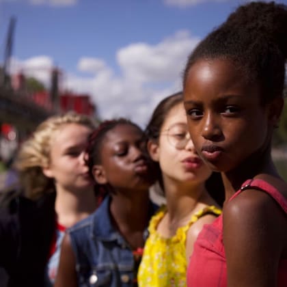 La historia se centra en una niña de 11 años que se une a un grupo de baile