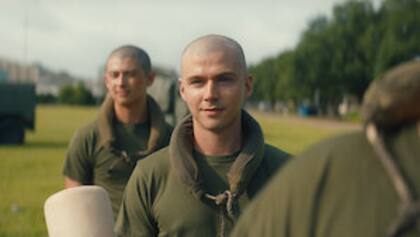 La historia transcurre en los años noventa, dentro del cuerpo de Marines