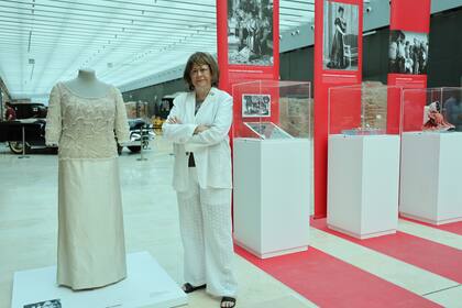 La historiadora Maria Sáenz Quesada, durante el recorrido por la muestra sobre las Primeras Damas, en el Museo Casa de Gobierno; el vestido de fiesta perteneció a Silvia Martorell de Illia