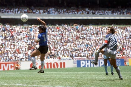 La histórica "mano de Dios" con la que Maradona encaminó el triunfo de la Argentina sobre Inglaterra en México 86