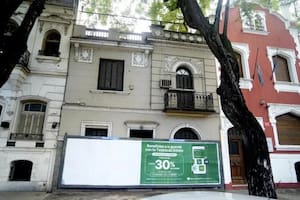 La histórica casona está ubicada en la Avenida Belgrano 548, clave del Área de Protección Histórica (APH) por su proximidad estratégica al Monumento Nacional a la Bandera