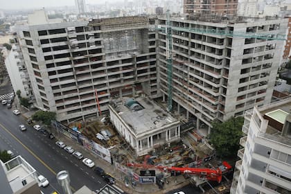 La histórica casona quedó rodeada de torres