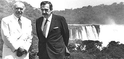 La histórica cumbre de Alfonsín y José Sarney hace casi 38 años, que puso fin a las tensión entre ambos países y sentó las bases de Mercosur. Con las Cataratas de fondo.