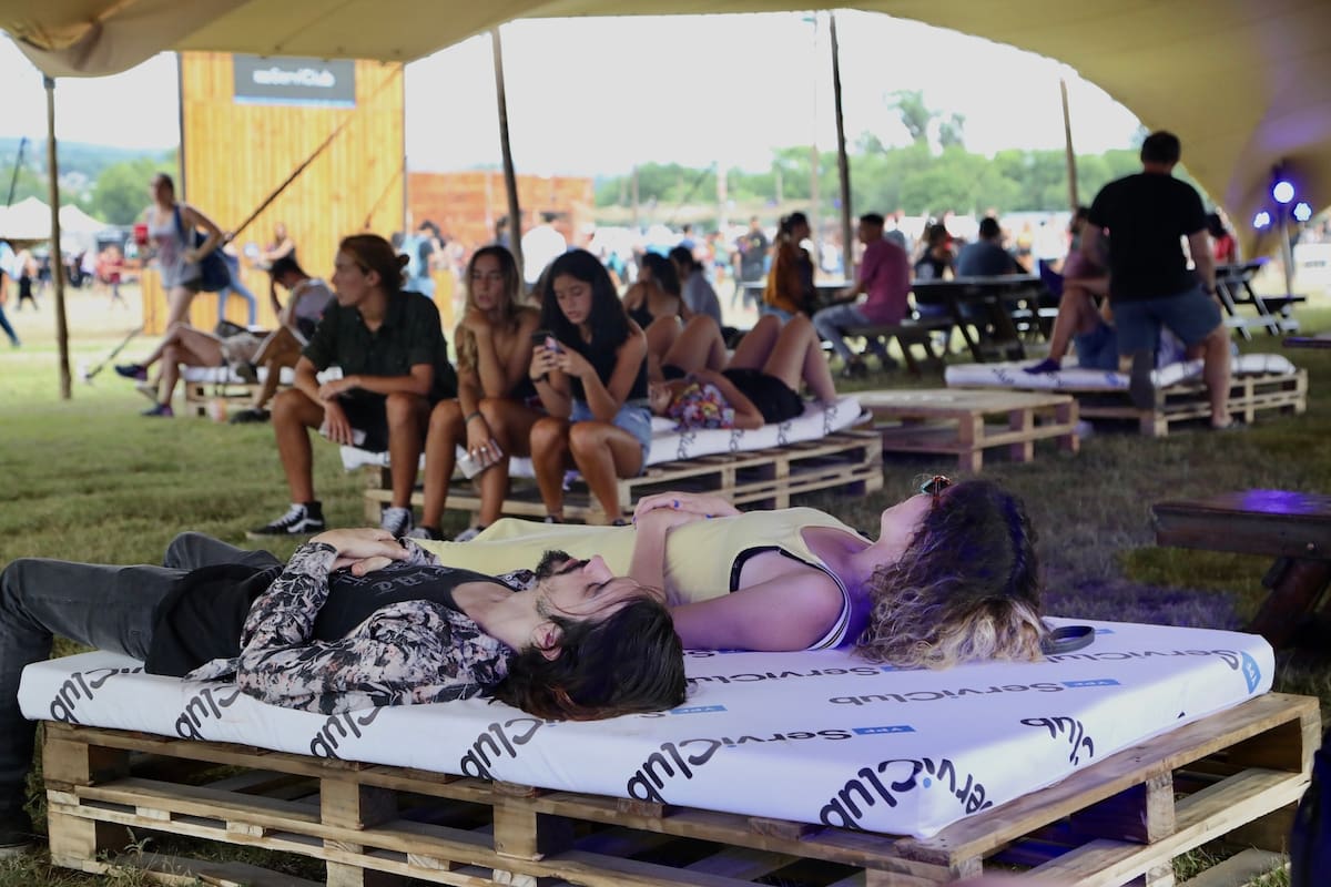 La histórica edición del Cosquín Rock contó con una carpa especial para bajar un cambio y disfrutar con amigo