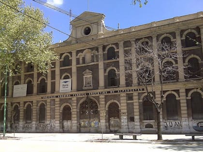 La histórica fachada de la fábrica de Alpargatas que supo brillar como usina productiva entre la avenida Patricios y las calles Lamadrid, Olavarría y Azara.