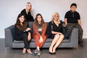 La histórica foto del clan Maradona: Gianinna, Claudia y Dalma junto a Verónica Ojeda y Dieguito Maradona