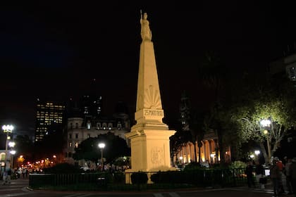La histórica Pirámide de Mayo iluminada con luces amarillas y blancas, que representan los colores del Vaticano, en homenaje al nuevo Papa