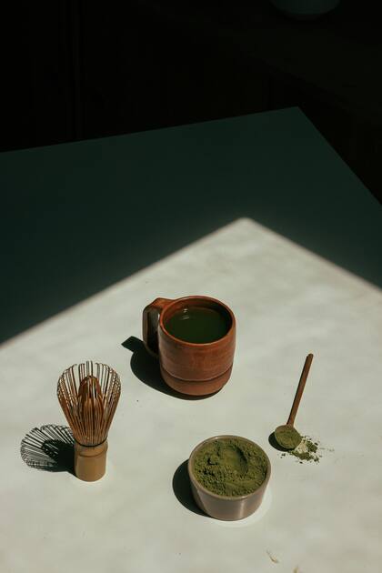 La hoja de matcha se muele hasta hacerse un polvo fino
