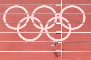 La holandesa Femke Bol compite en las eliminatorias femeninas de 400 metros con vallas durante los Juegos Olímpicos de Tokio 2020.