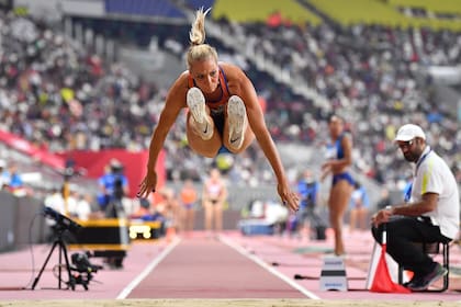 La holandesa Nadine Broersen, en la prueba de salto en largo del heptatlón