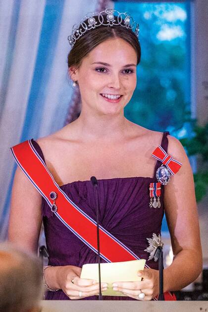 La homenajeada recicló un traje de Alberta Ferretti que su madre, Mette-Marit, estrenó en 2005 en un viaje de Estado a Japón. Lució la tiara Boucheron, con perlas engarzadas en círculos de diamantes entrelazados engastados en platino.