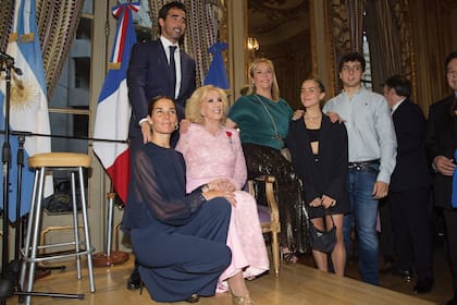 La homenajeada, rodeada de su adorada familia: sus nietos, Nacho y Juana Viale y Rocco Gastaldi, su hija, Marcela Tinayre, y su bisnieta, Ámbar de Benedictis.