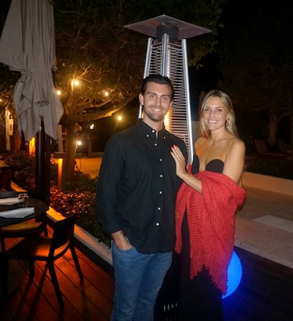 La homenajeada y su marido posan en la terraza al aire libre del restaurante ubicado en Oceana Bal Harbour.