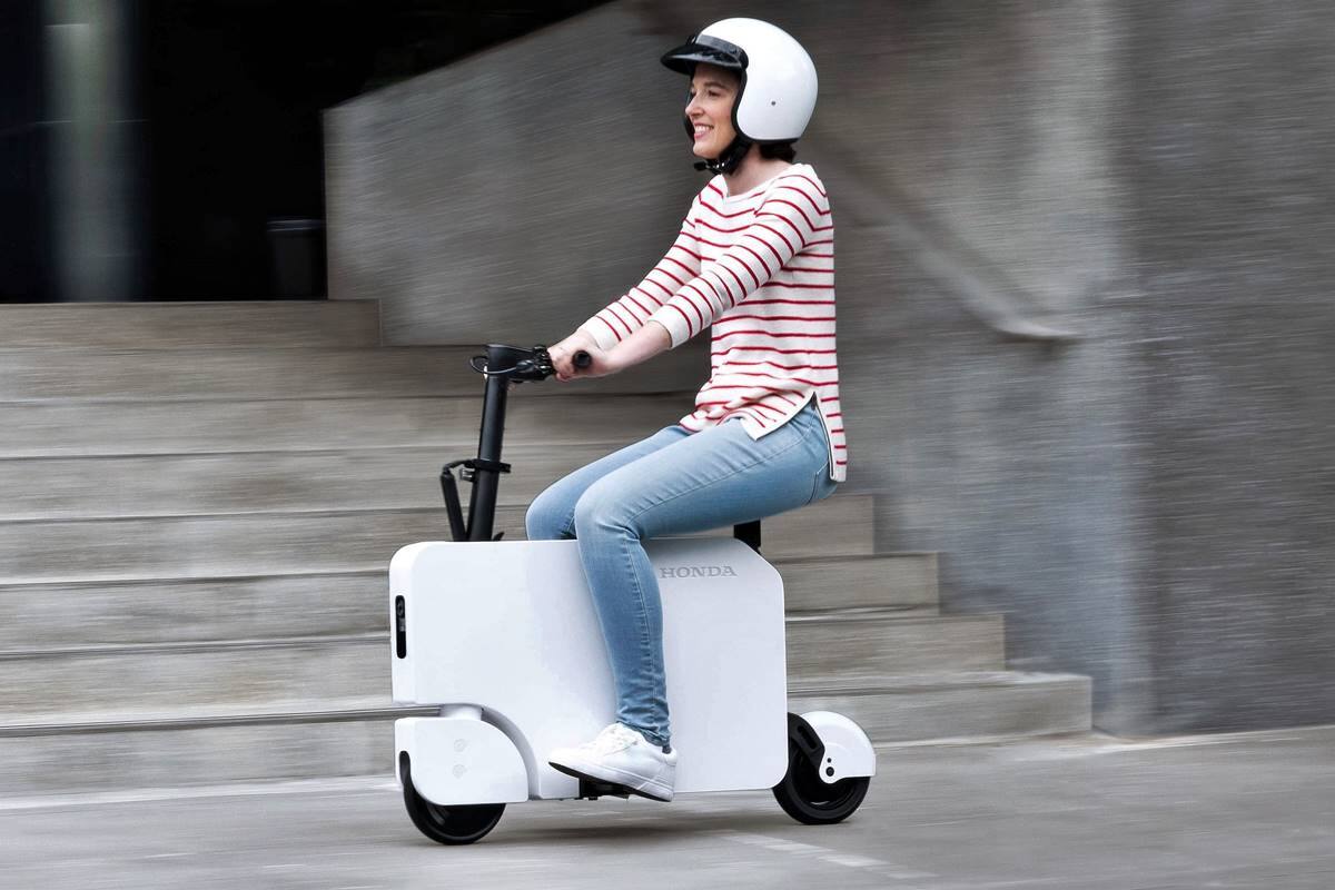 La Honda Motocompacto 2024 es un pequeño scooter eléctrico que se transforma en valija