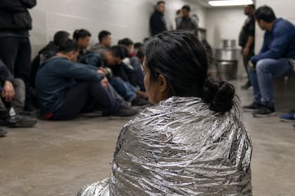 La hondureña compartió una celda con unas 50 personas, sin privacidad, higiene ni espacio para dormir