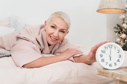 La hora de levantarse que puede ayudar a mantener una rutina saludable después de los 60 (Foto: Freepik)