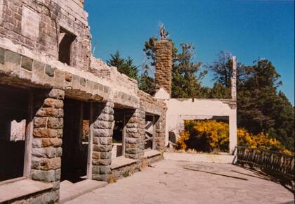 La Hostería Isla Victoria después del incendio y antes de la reconstrucción.