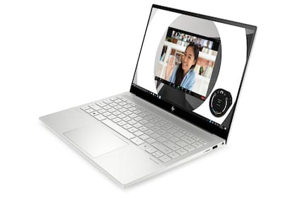 La HP Envy 14 viene con una función para encender la pantalla durante una videollamada como si fuera una luz anillo, para iluminar el rostro de quien la está usando