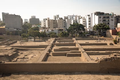 La Huaca Pucllana está en medio de la ciudad de Lima.