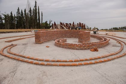 "La huella”, obra en proceso de Leandro Erlich, en el parque del museo MACA de Punta del Este