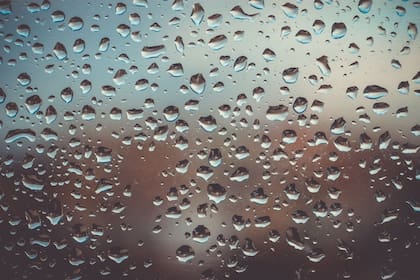 La humedad en las ventanas es frecuente durante el invierno (Foto: Canva)