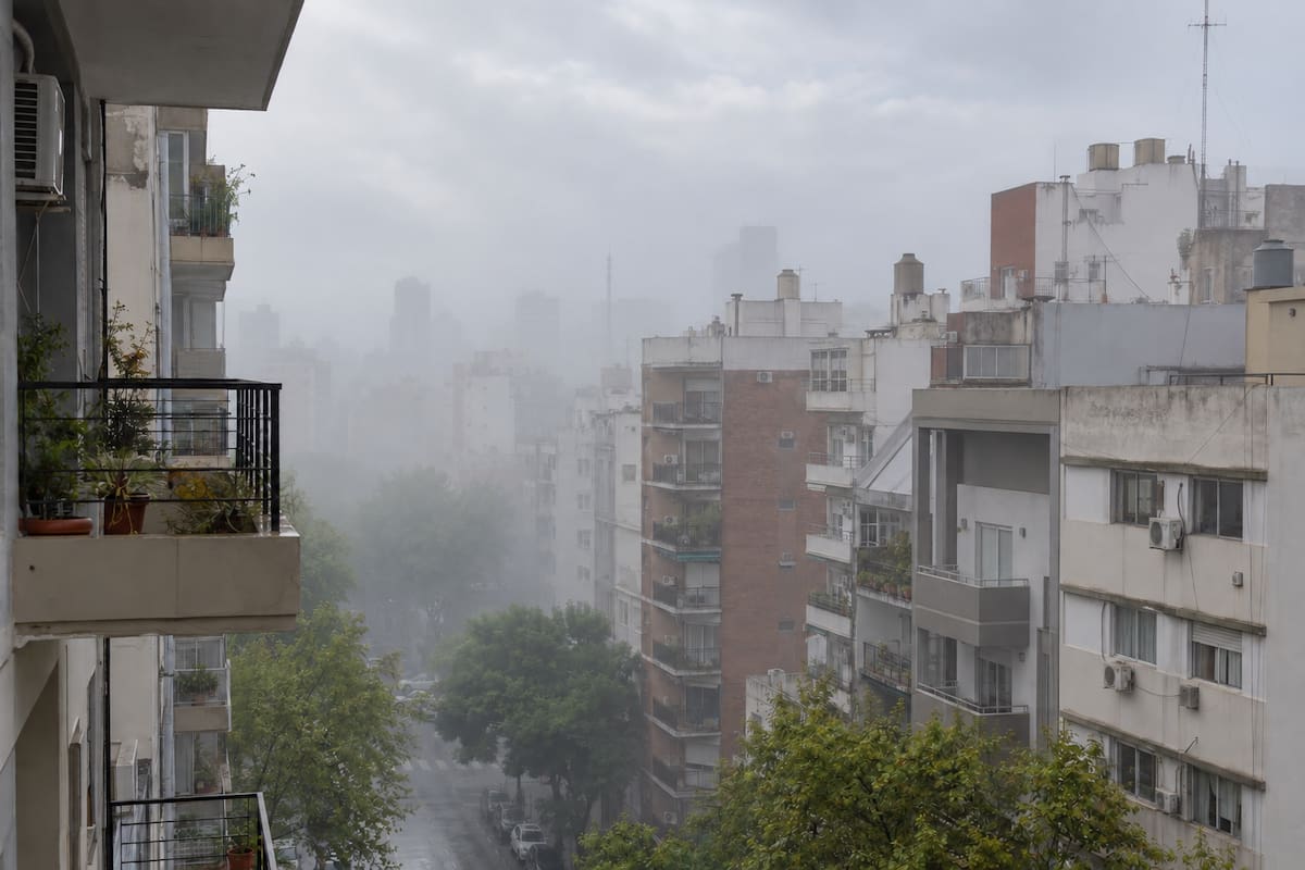 La humedad favorecerá la formación de neblinas y bancos de niebla densos durante la madrugada y las primeras horas de este domingo