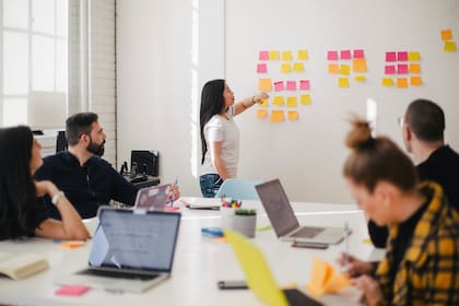 La IA de Google elaboró el listado de las palabras que usan las personas con menor inteligencia
