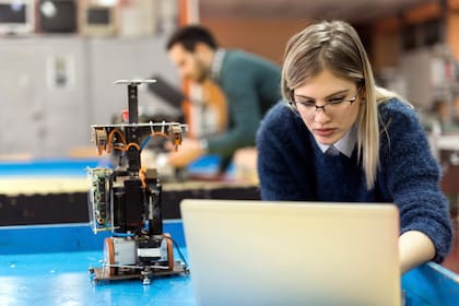 La IA enfatiza en que su propio avance y el de otras tecnologías hacen que algunas profesiones experimenten cambios profundos en su dinámica y alcance