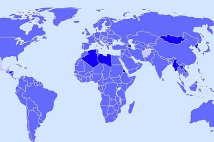 La IATA marca en azul más claro los pocos países que considera como "no restrictivos" en cuanto a regulaciones de viajes por covid-19, como es el caso de México, y en más oscuro los que tienen mayores restricciones